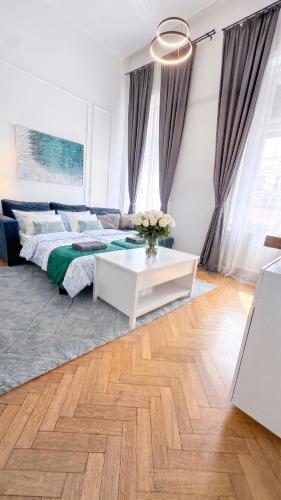 Top Central Cozy Nest 3Bdr - Steps to Main Attractions - image 9
