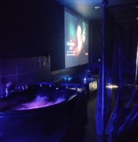 Cinema et balneotherapy - La SPAcieuse Room