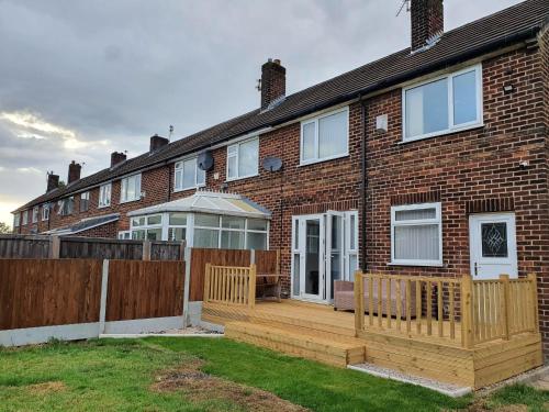 Free Parking - Spacious 3BED Home - 5 mins walk to Clifton Station with Spacious Garden, Manchester