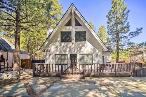 Tanager Cabin Hot Tub I Pet Friendly & Fenced Yard in Big Bear Lake, USA