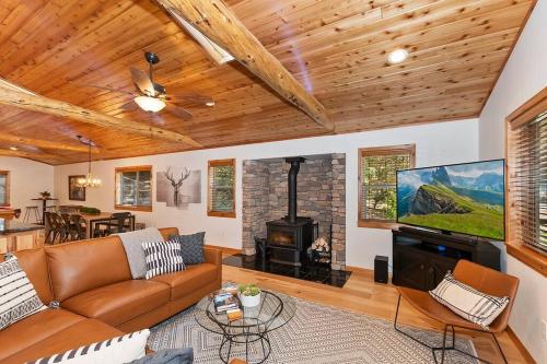 Elk Lodge Hot Tub Game Room in Big Bear Lake, USA