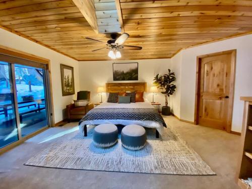 Elk Lodge Hot Tub Game Room in Big Bear Lake, USA
