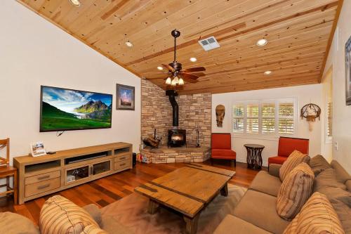 Minnows Big Bear Estate 1.5 Acres W Game Room in Big Bear City, USA