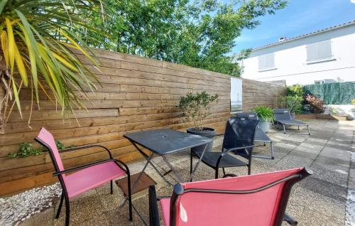 2 Bedroom Pet Friendly Home In Rivedoux-Plage – khách sạn tại Rivedoux-Plage