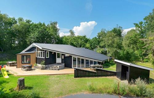 Nice Home In Hadsund With Sauna – khách sạn tại Helberskov