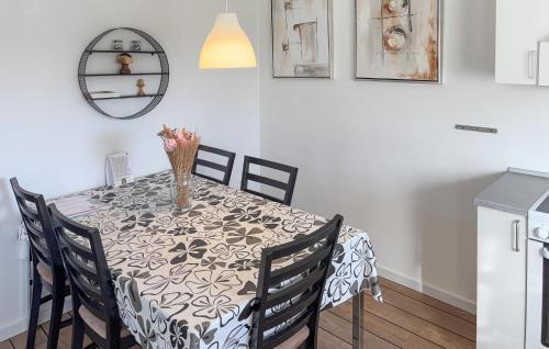 Kitchen, Stunning Home In Ringkøbing With Wifi in Hee