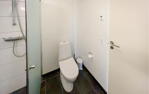 Bathroom, Stunning Home In Ringkøbing With Wifi in Hee