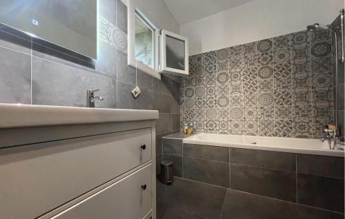 Vannas istaba, Stunning Home In Montaren St Mediers in Montaren-et-Saint-Mediers