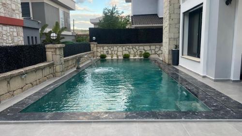 ÇEŞME-MÜSTAKİL ÖZEL HAVUZLU 4 ARTI 1 Villa – khách sạn tại Reisdere