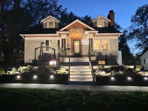 Storybook Escape - Hidden Speakeasy, Hot Tub, Sauna in Lees Summit (MO)