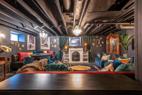 Storybook Escape - Hidden Speakeasy, Hot Tub, Sauna in Lees Summit (MO)