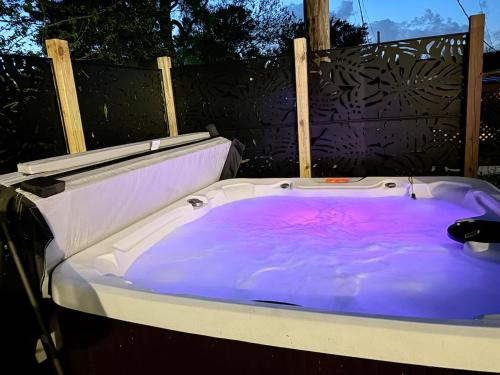 Pezsgőfürdő, Storybook Escape - Hidden Speakeasy, Hot Tub, Sauna in Lees Summit (MO)