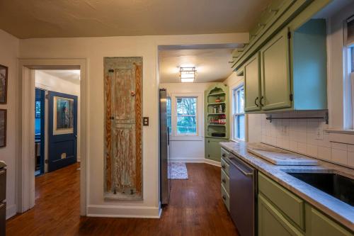 Storybook Escape - Hidden Speakeasy, Hot Tub, Sauna in Lees Summit (MO)