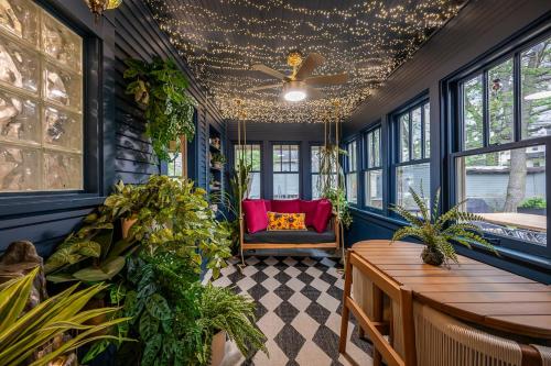 Storybook Escape - Hidden Speakeasy, Hot Tub, Sauna in Lees Summit (MO)