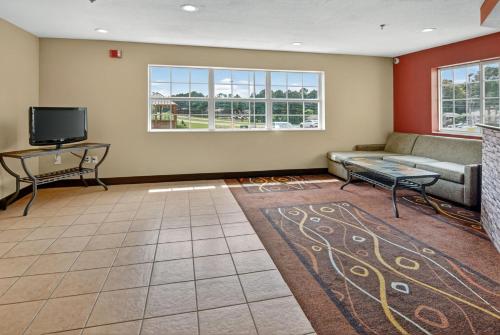 HomeTown Inn & Suites - image 34