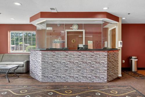 HomeTown Inn & Suites - image 37
