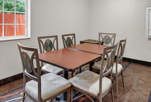 HomeTown Inn & Suites - image 43