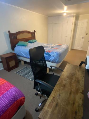 Habitación amplia con cama de dos plazas mas una cama individual y amplio baño exclusivo