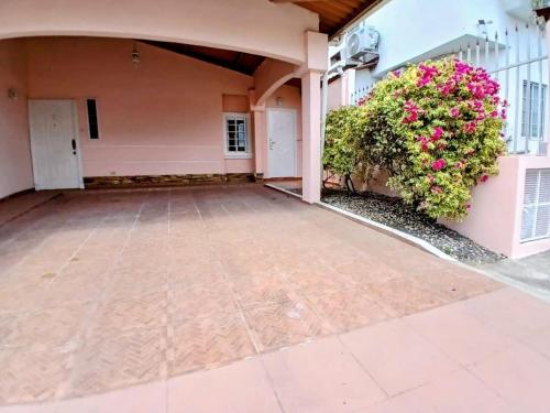 Metro Link Hub Family Apt & Secure in Las Cumbres