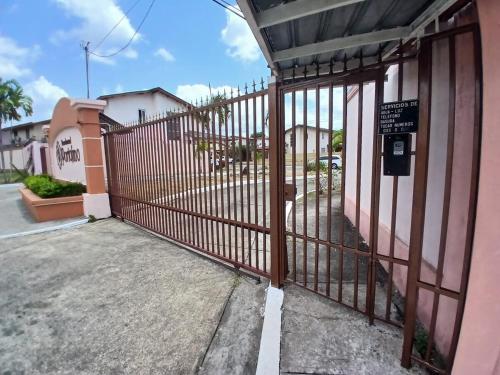 Metro Link Hub Family Apt & Secure in Las Cumbres