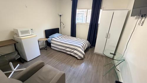Private Room Downtown with Own Access & Kitchenette – khách sạn tại Beverly
