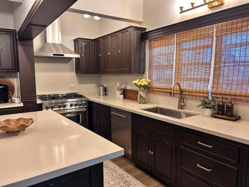 Coco Palm - Tropical Island Retreat in Pond Hill