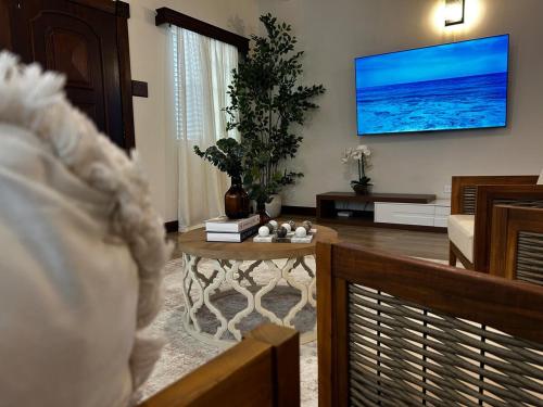Coco Palm - Tropical Island Retreat in Pond Hill