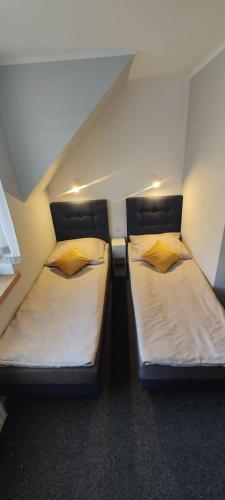 2 twin beds
