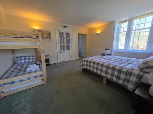 Mountain View - Sleeps 4 - Garden - Pet Friendly in Inchbae Lodge