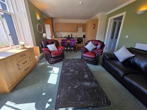 Mountain View - Sleeps 4 - Garden - Pet Friendly in Inchbae Lodge