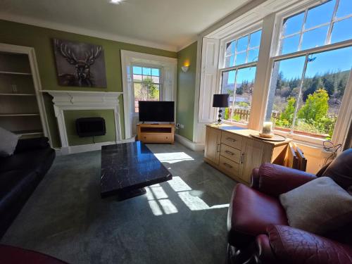 Mountain View - Sleeps 4 - Garden - Pet Friendly in Inchbae Lodge