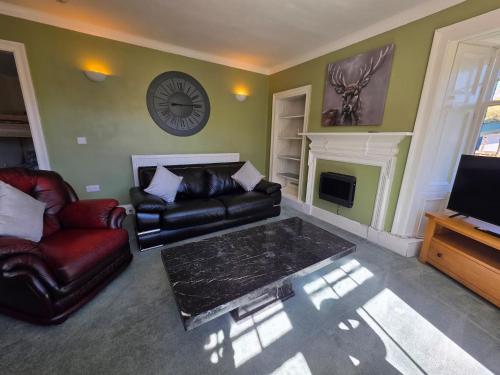 Mountain View - Sleeps 4 - Garden - Pet Friendly in Inchbae Lodge