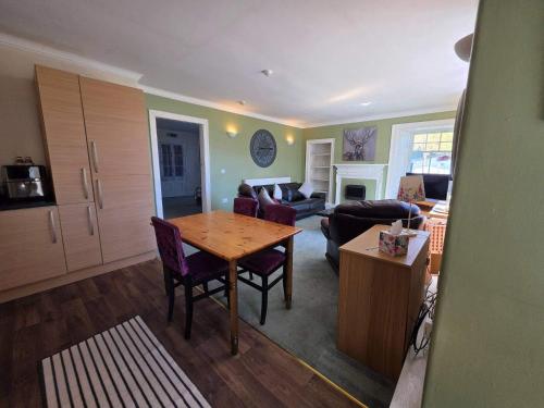 Mountain View - Sleeps 4 - Garden - Pet Friendly in Inchbae Lodge