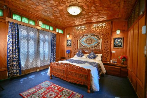 Lily Houseboat