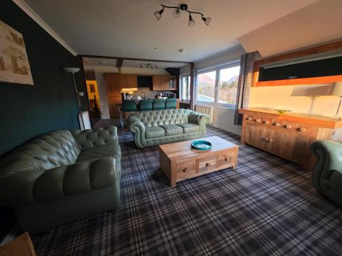Highlands - River View - Apt - Sleeps 4 - Garden in Inchbae Lodge