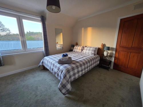 Highlands - River View - Apt - Sleeps 4 - Garden in Inchbae Lodge