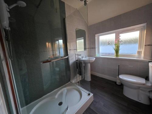 Highlands - River View - Apt - Sleeps 4 - Garden in Inchbae Lodge