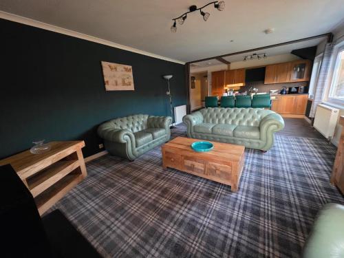 Highlands - River View - Apt - Sleeps 4 - Garden in Inchbae Lodge