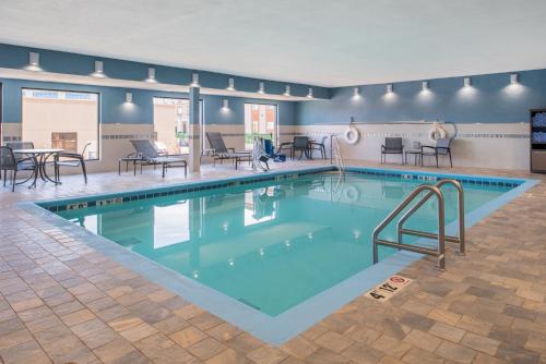 Holiday Inn Express Hotel & Suites Bismarck, an IHG Hotel