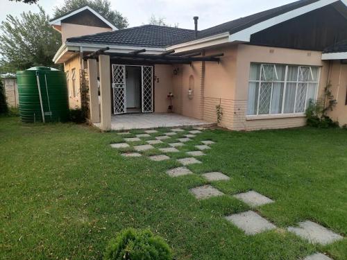 Charming BB Retreat in Viljoenskroon with Private Entrance