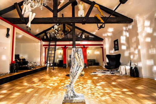 L ost in Sensations - Hebergements insolites et suites de luxe spa sauna piscine foret in Cavignac