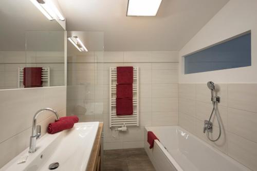 2 bedrooms, 3 beds