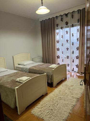 2 twin beds