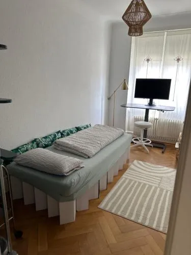 Private Room Basel - 8 min walk to Basel SBB station - Garden Access in Basel, Schweiz