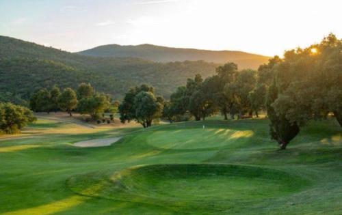 Green Escape Roquebrune ,Maison au cœur du golf 18 trous – khách sạn tại La Rouviere