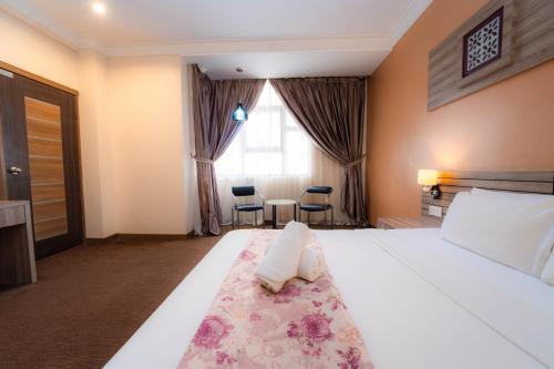 HIG Hotel & Convention - Tap to explore photos