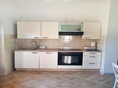 Bright accommodation near the sea in Zambratija - image 4