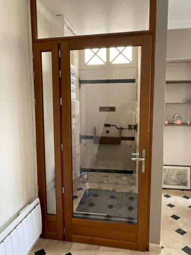 Душ, La maison du grenier a sel in Avallon