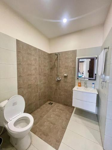 Modern 2BR Apartment Bright & Stylish - image 2