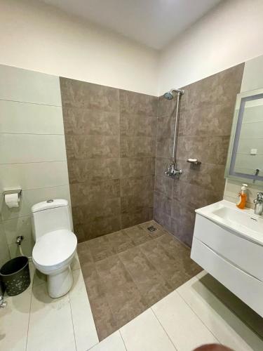 Modern 2BR Apartment Bright & Stylish - image 3